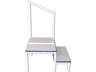 Marchepied en charge avec rambarde de sécurité